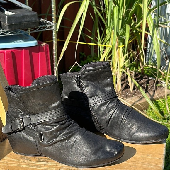 Bare Traps Woman’s Mid Wedge Hidden Heel Zip Up Pixie Ankle Booties Size 10 - Picture 1 of 15